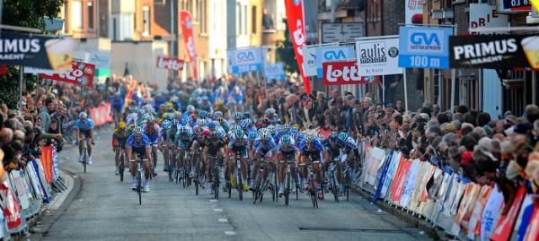 The peloton in full sprint with 100m to go.