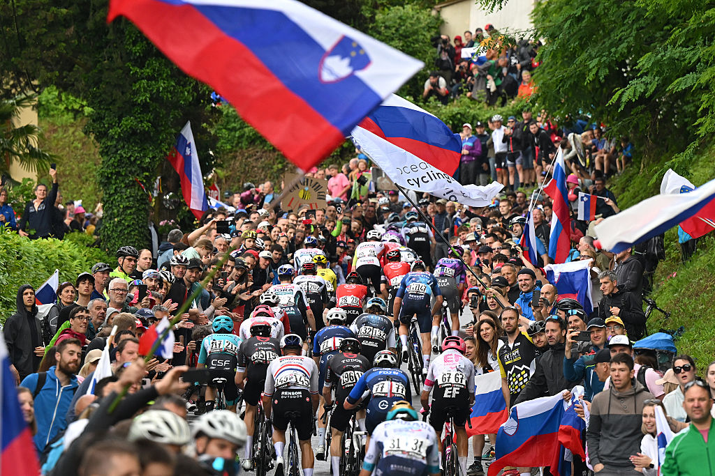 Roglič, Ayuso, Bernal lose 48 seconds to Del Toro after crash splits Giro d'Italia peloton on stage 14