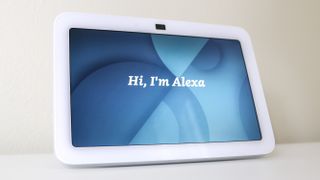 A picture showing the welcome greeting from Alexa on the Echo Show 8 (3rd Gen)