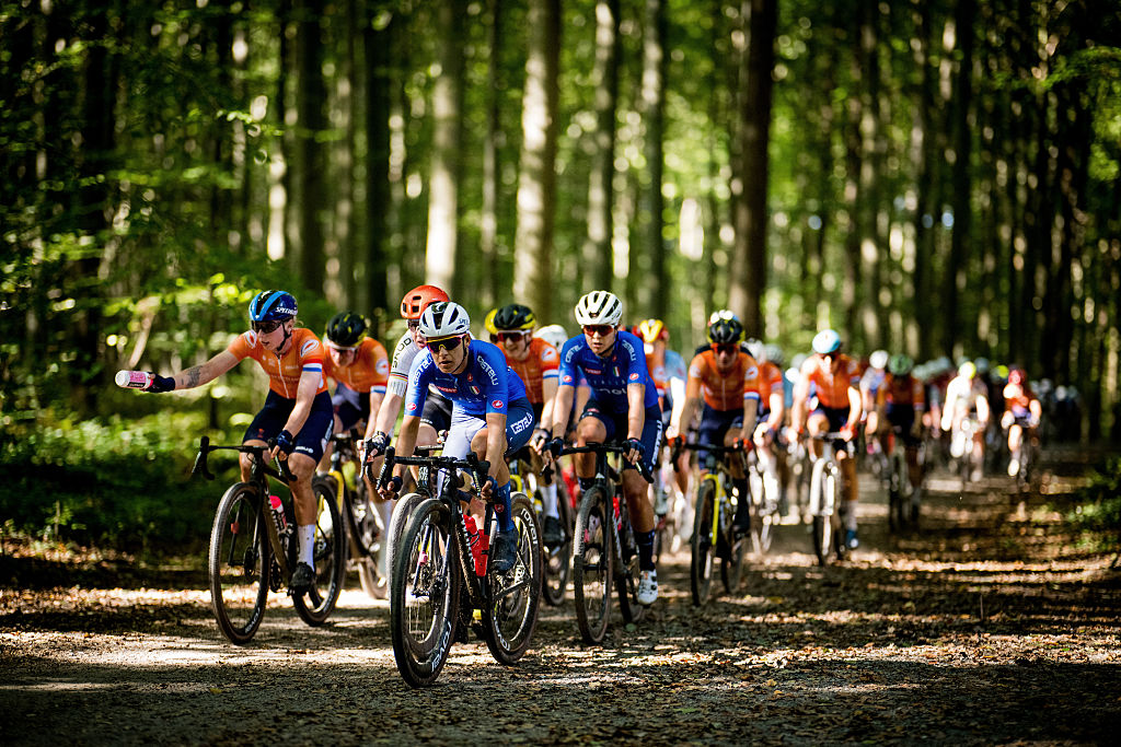 UCI Gravel World Championships LIVE – Elite women face off in Limburg