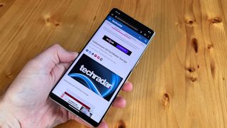 Google Pixel 7 Pro con la web de TechRadar en pantalla