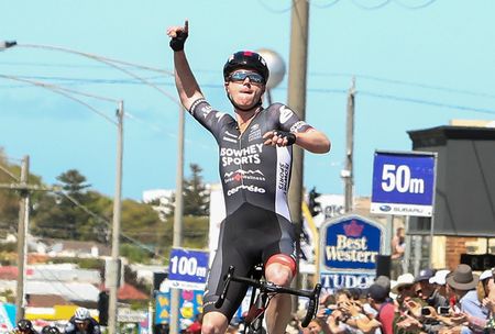 Nathan Elliott wins the 2017 'Warrnambool'
