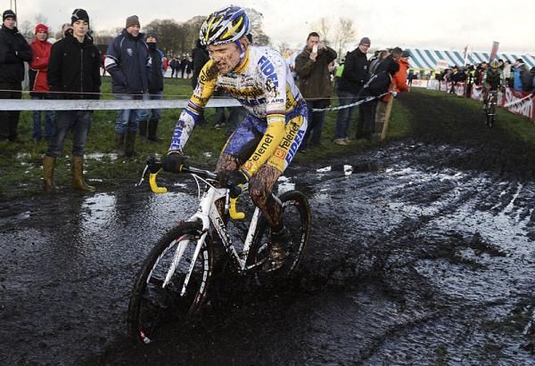 Bart Wellens (Telenet-Fidea) slogs through the mud