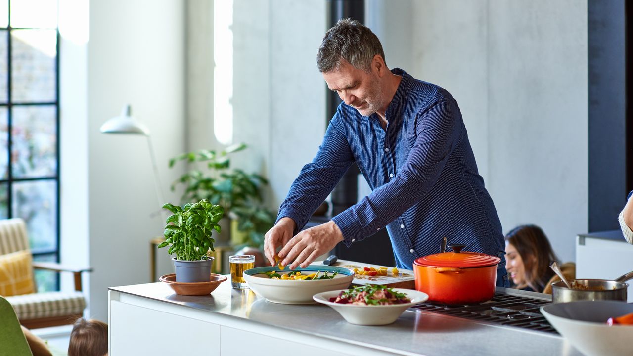 Man using a portion size guide