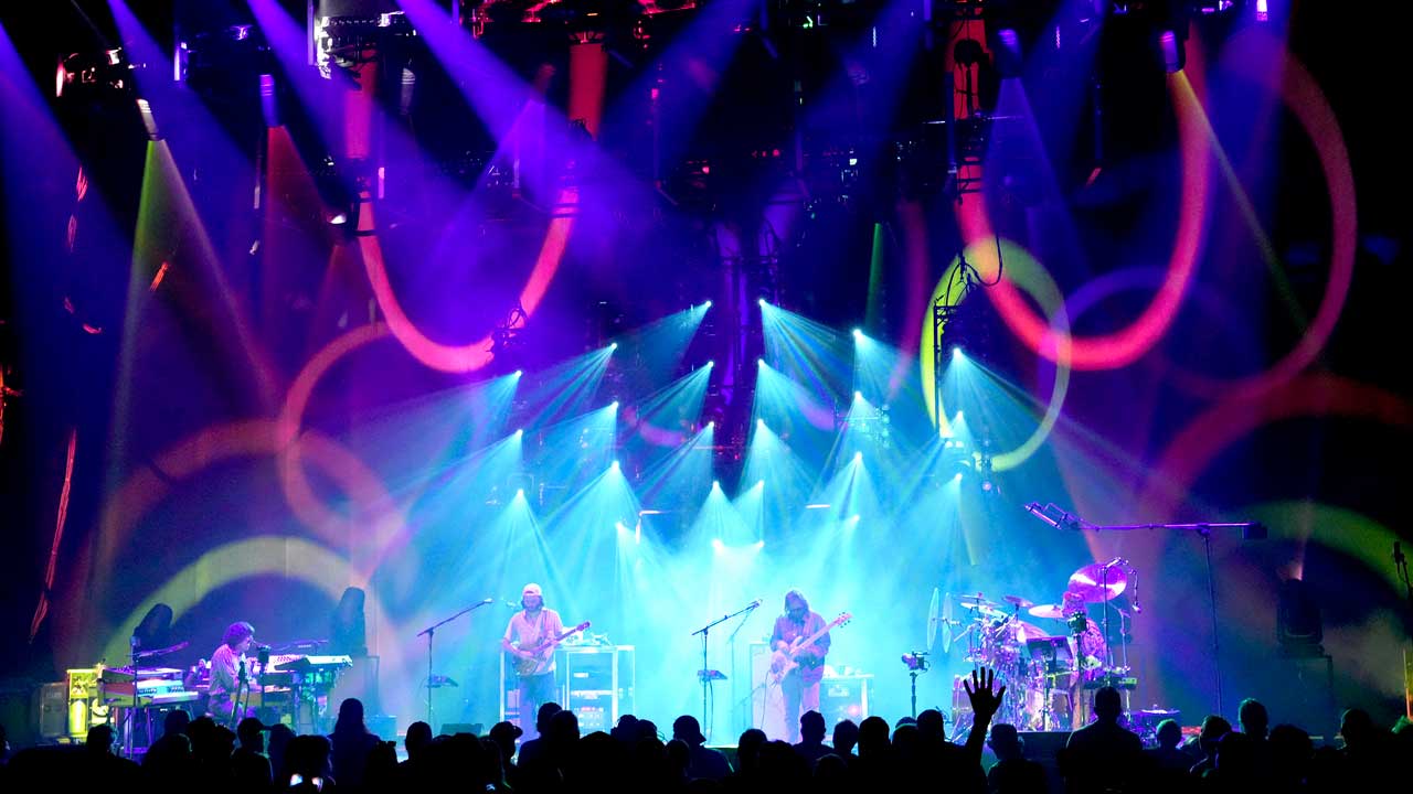 Goose onstage