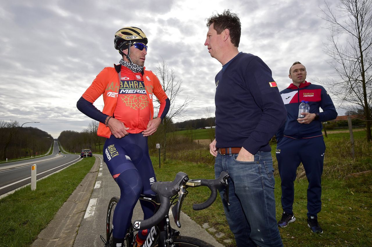 Vincenzo Nibali consults with Rik Verbrugghe for the cobbled classic