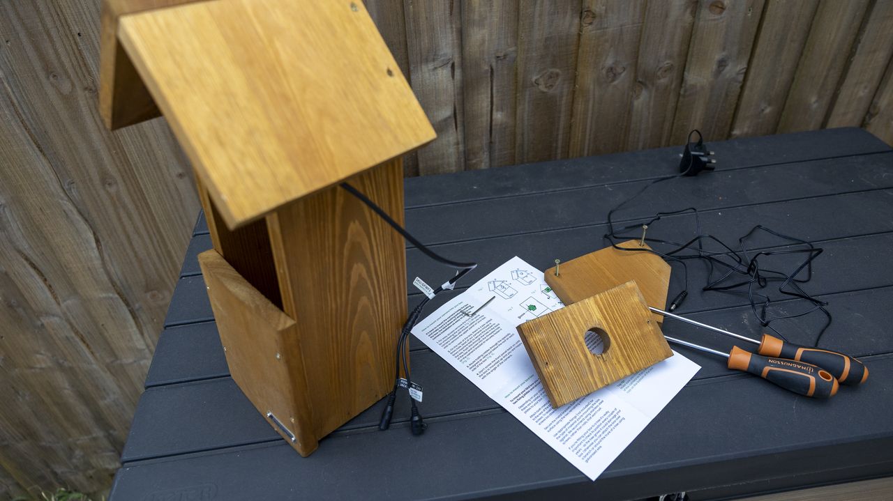 Assembling the Green Feathers WiFi bird box camera into the bird box