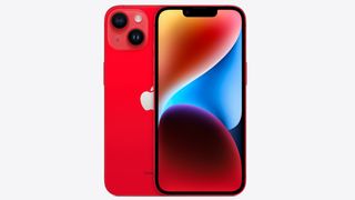 En iPhone 14 visas upp fram- och bakifrån i en röd färg.
