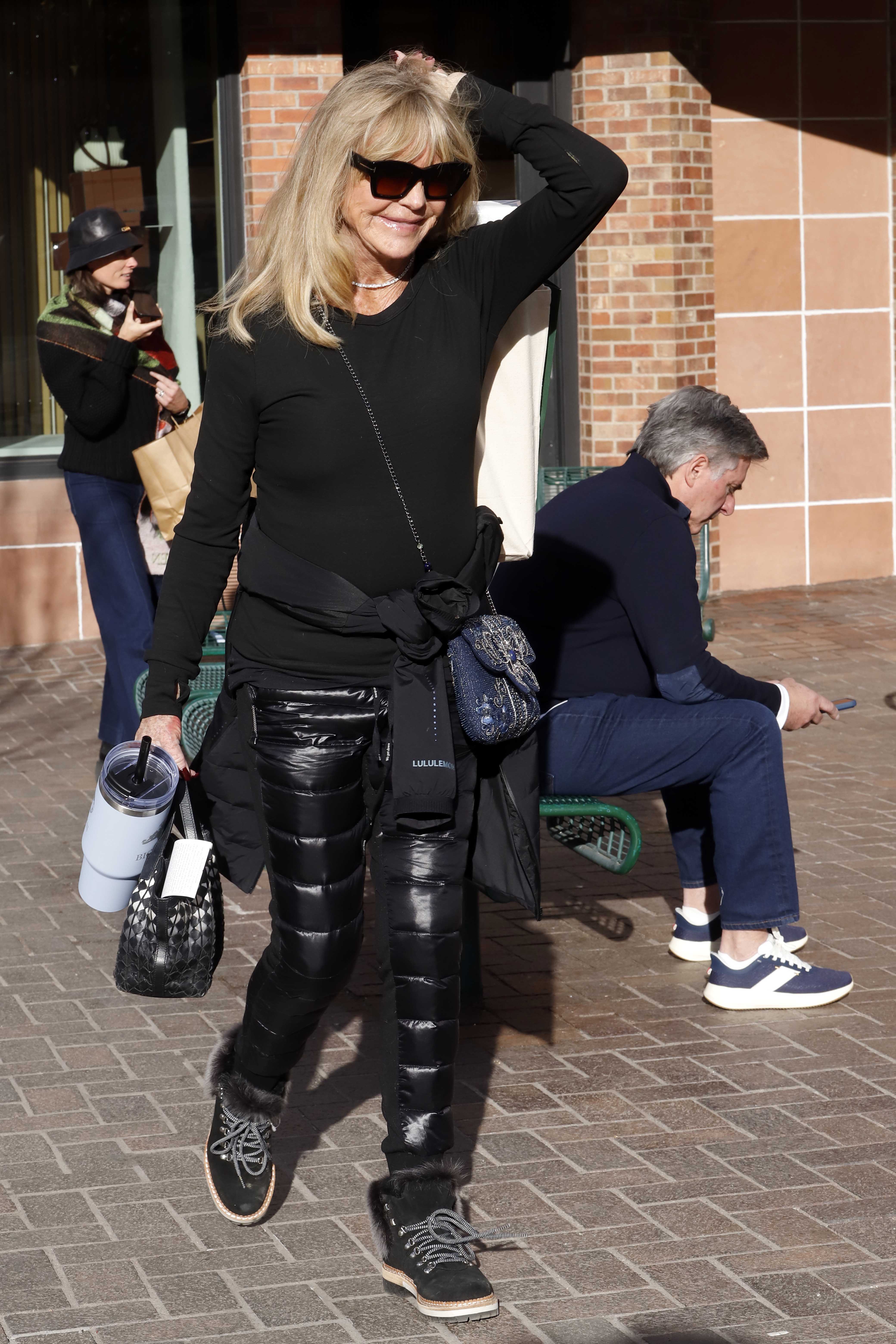 Goldie Hawn wearing Ganni snow boots on December 23, 2025 in Aspen, Colorado