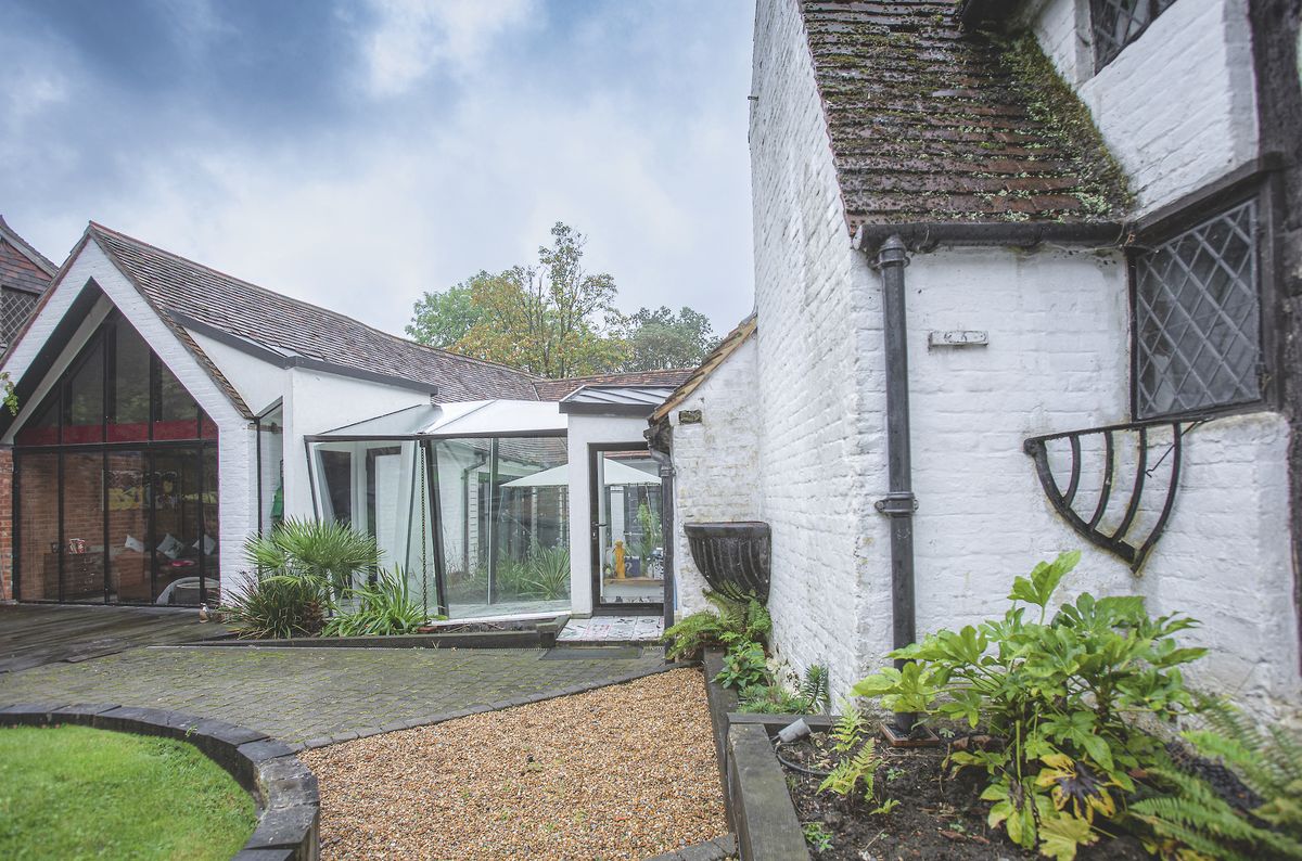 glass link between old cottage and new extension