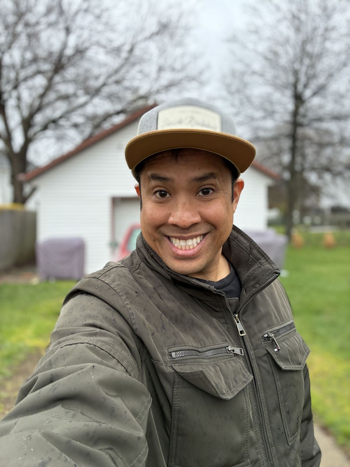 Apple iPhone 16e portrait sample.