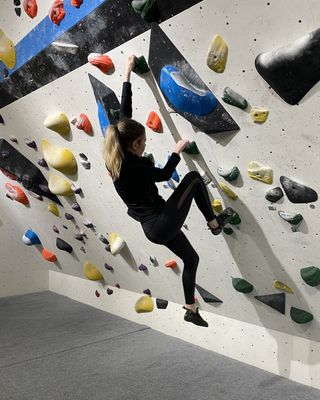 Bouldering for beginners: Liz trying her first climb