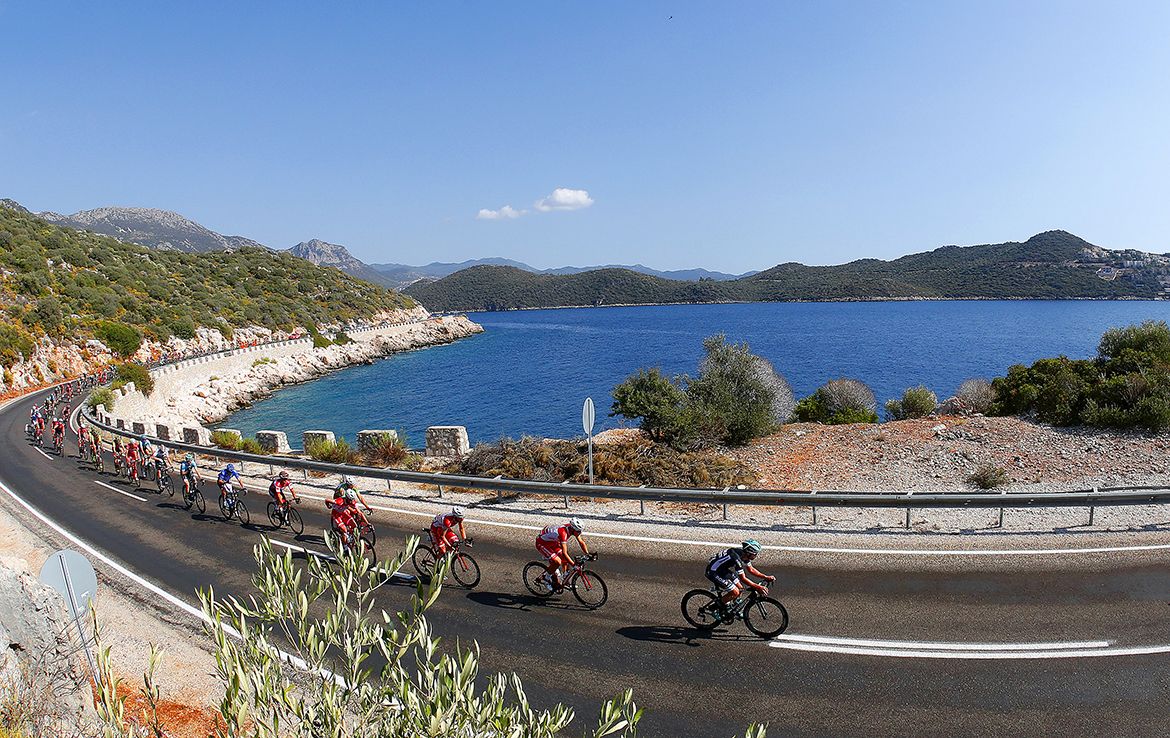 The Tour of Turkey peloton takes the coastal road.