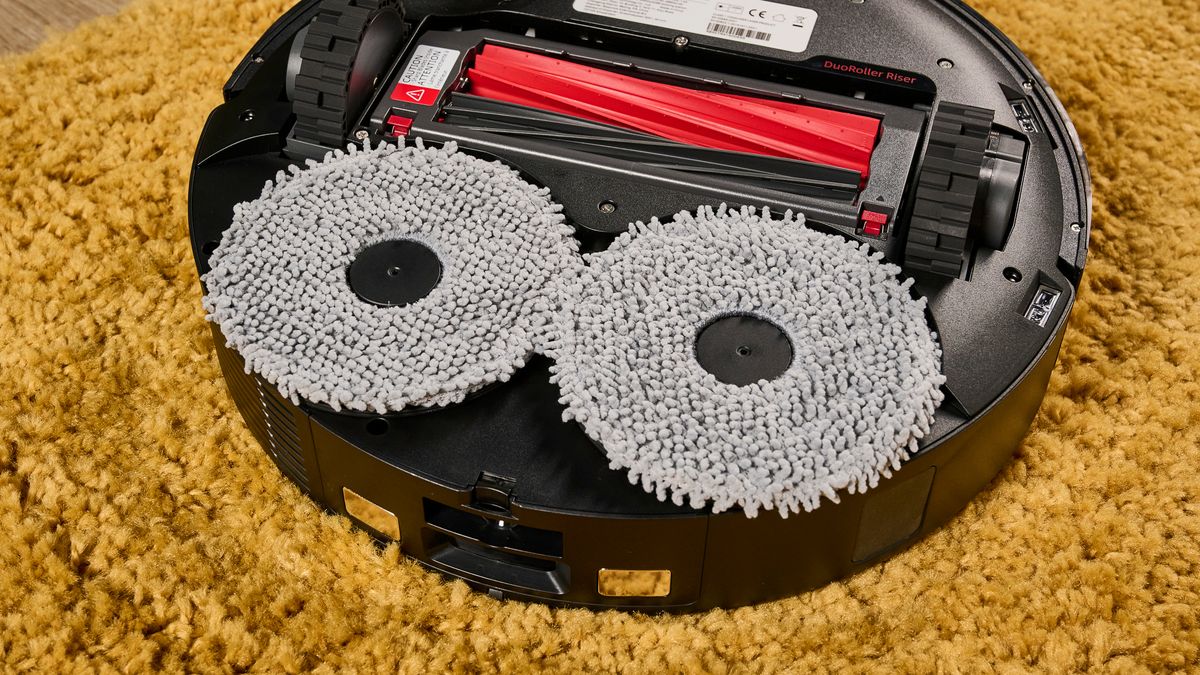 Roborock Qrevo Master takarítás közben