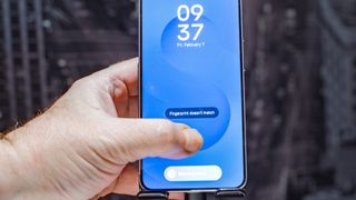 Samsung Galaxy S25 showing my thumb on the screen and the fingerprint reader fails to match