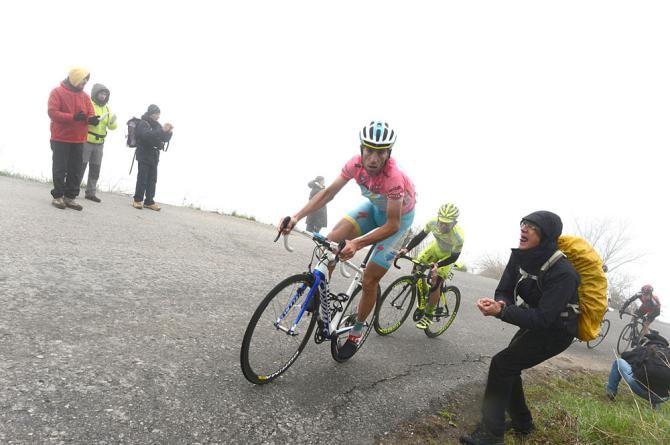 Vicenzo Nibali leads Mauro Santambrogio