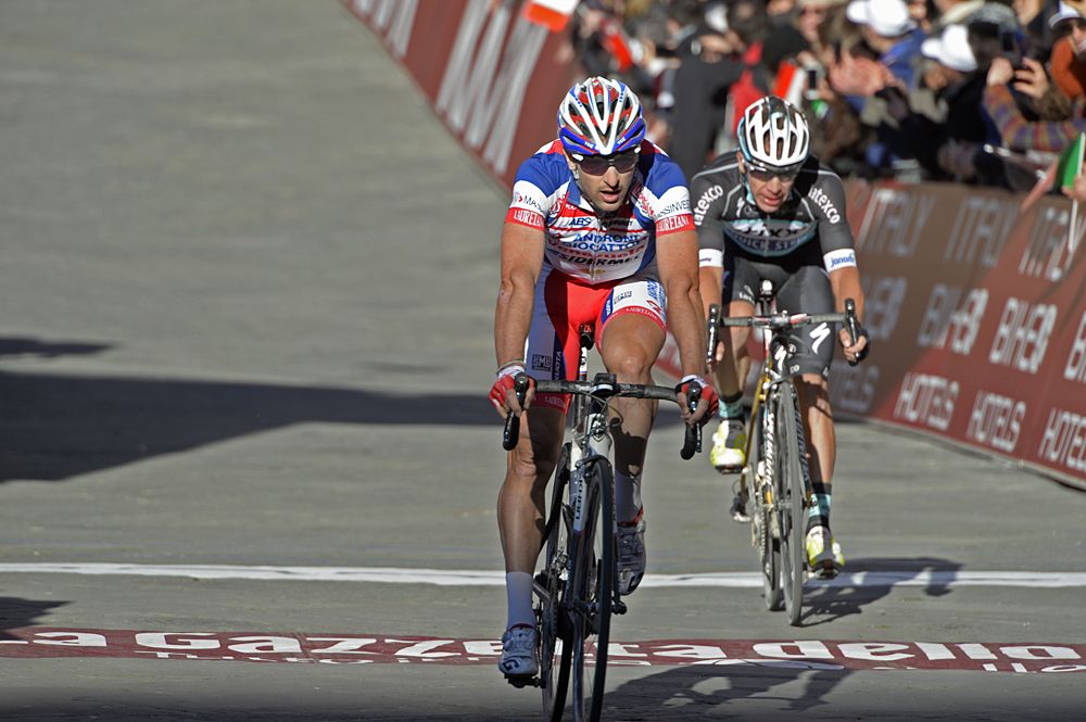 Oscar Gatto (Androni) leads Rigoberto Uran (Etixx) to the line