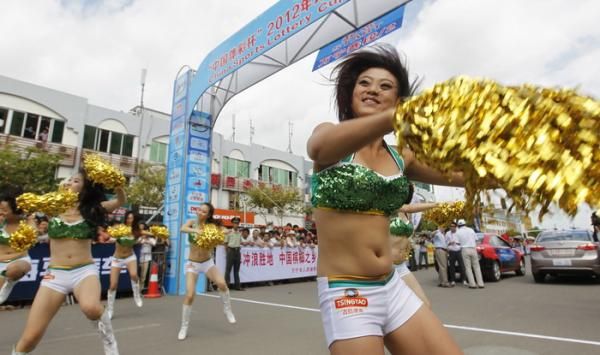 Cheerleaders at the Tour of Hainan