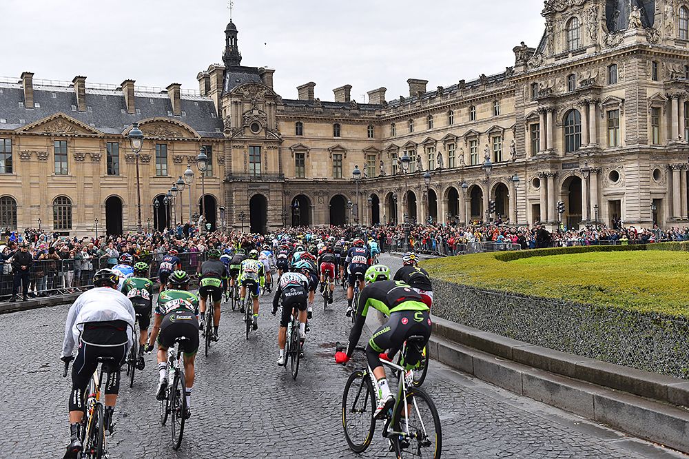 The peloton negotiates slick roads in Paris