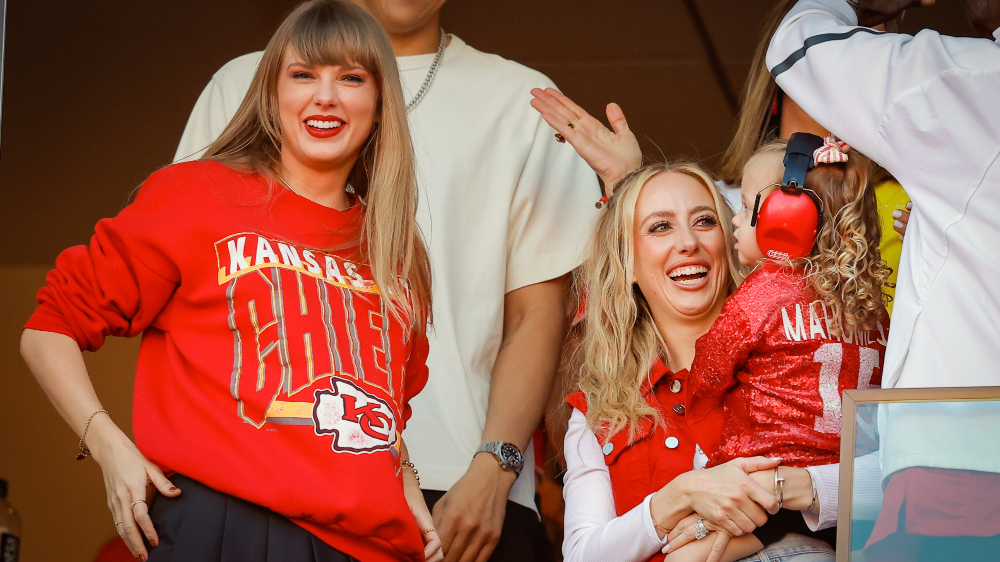 Travis Kelce apologises to Taylor Swift's father after concert blunder, Lifestyle
