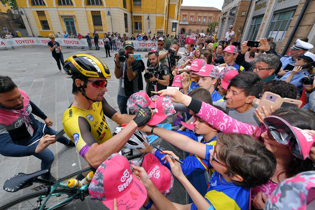 Primoz Roglic sings autographs before stage 10 at the Giro