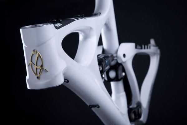 The Mojo HD's tapered head tube affords greater stiffness to the front end and more handling precision as a result.