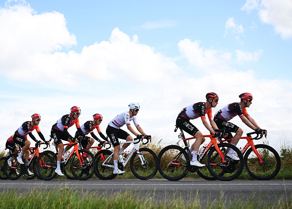 DUNKERQUE, FRANCE - JULY 07: (L-R) Carlos Rodriguez of Spain, Thymen Arensman of Netherlands, Tobias Foss of Norway, Connor Swift of Great Britain, Geraint Thomas of Great Britain, Samuel Watson of Great Britain and Team NEOS Grenadiers compete during the 112th Tour de France, Stage 3 a 178.3km stage from Valenciennes to Dunkerque / #UCIWT / on July 07, 2025 in Dunkerque, France. (Photo by Dario Belingheri/Getty Images)