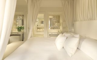 White four poster bed