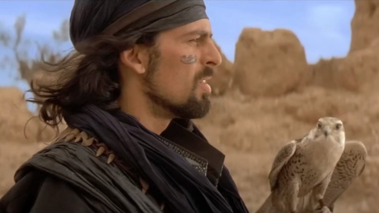 Oded Fehr looking out on the desert with a hawk on his hand in The Mummy Returns.