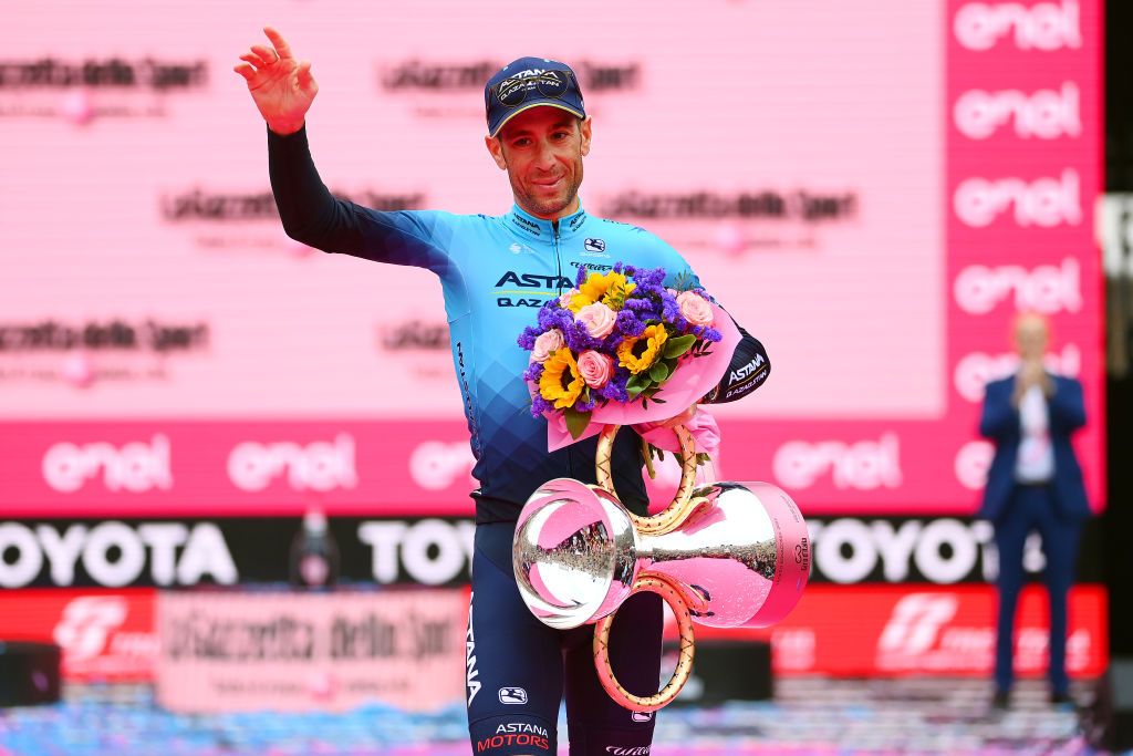 Vincenzo Nibali waves to the fans at his final Giro d&#039;Italia stage in 2022