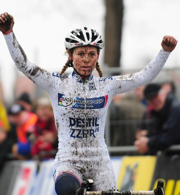 Daphny Van den Brand finishes third and hopes to keep her World Cup lead.