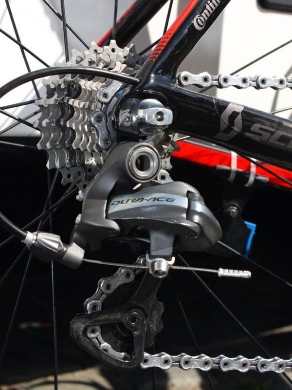 The Shimano Dura-Ace rear derailleur is modified with BBB pulleys - presumably with ceramic bearings inside.