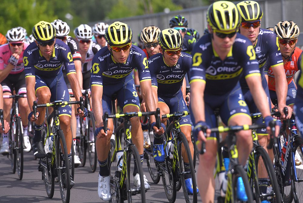 Caleb Ewan (Orica Scott) stays safe in the bunch