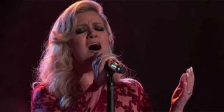 Kelly Clarkson performing on The Voice screenshot 2018