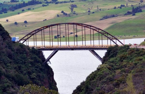 The peloton heads over a bridge en route to Bogata.