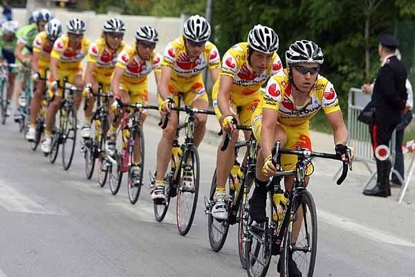 Gilberto Simoni leads the Saunier Duval crew, who were very vigilant during today's stage