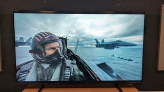 Samsung CU8000 mostrando Top Gun Maverick en la pantalla