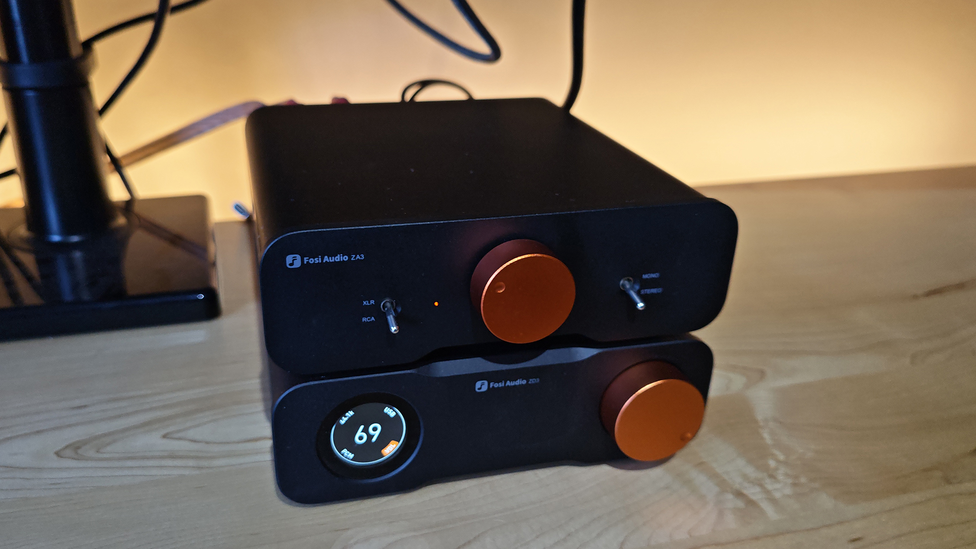 A stcked Fosi DAC/Amp combo on a desktop.