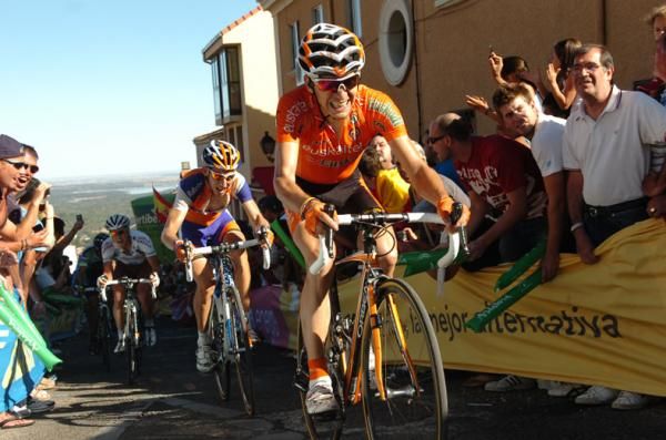 Igor Anton (Euskaltel-Euskadi) leads Bauke Mollema (Rabobank) at the end of stage 8 of the Vuelta a Espana.