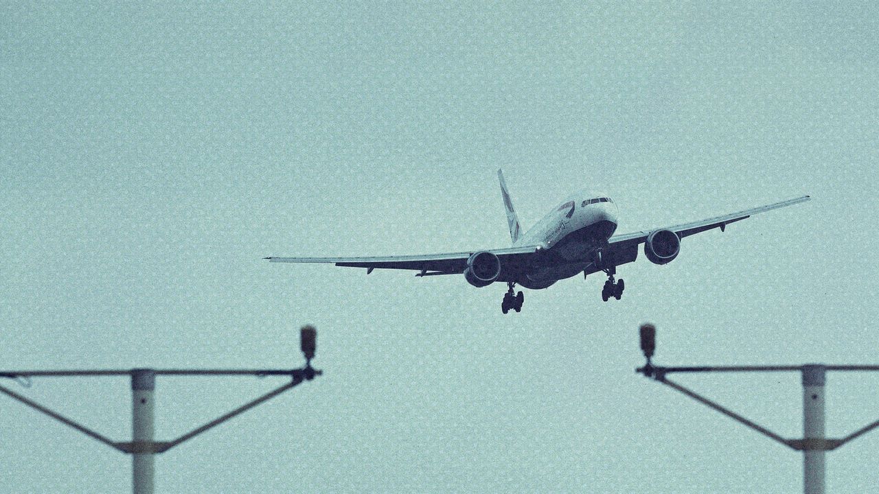 Photo of an airplane struggling with turbulence on approach to landing