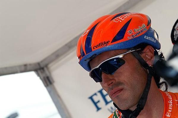 Iban Mayo (Euskatel) looks on before the stage 2 start