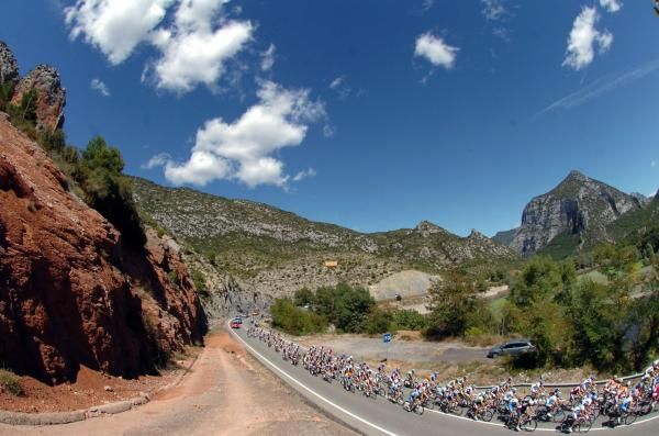 The stage passed through an amazing canyon