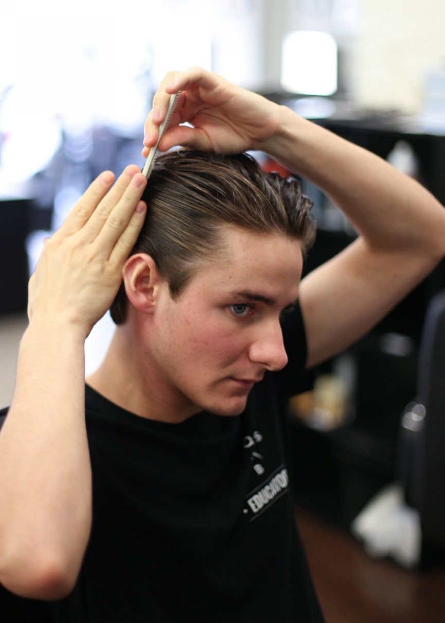 how-to-recreate-alex-turners-pompadour-at-home-by-yourself-5-1556697649-AADI-column-width-inline