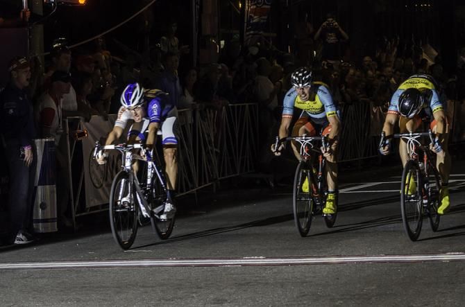 Carlos Alzate wins on line.
