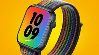 Une Apple Watch Series 7 avec un bracelet multicolore sur fond jaune