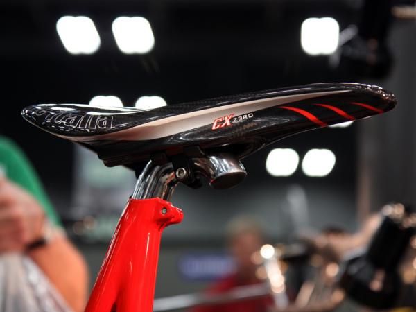 A small chrome accent at the top of the seat tube lends a nice visual transition to the polished seatpost.