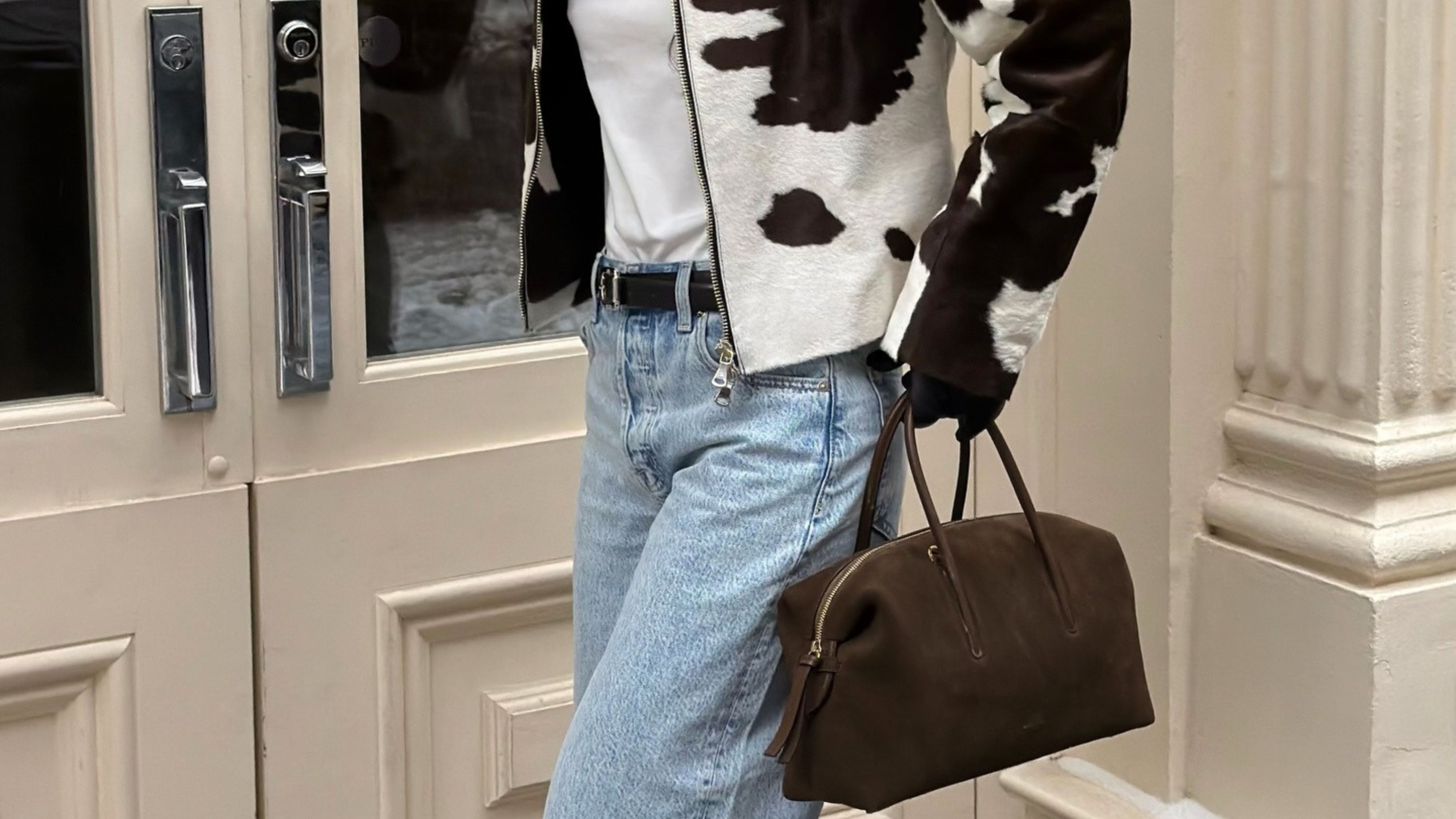 @thecarolinelin wearing high heels with jeans in a spring outfit.