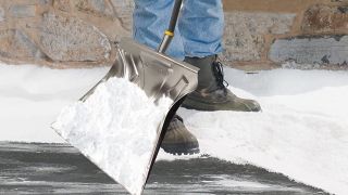 How to clear snow: do you need a shovel or blower?