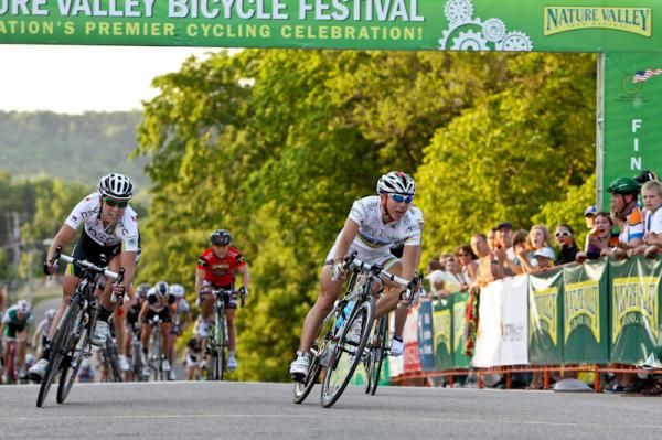 Georgia Bronzini (Colavita-Forno d'Asolo) takes the sprint over Chloe Hoskins (HTC-Highroad).