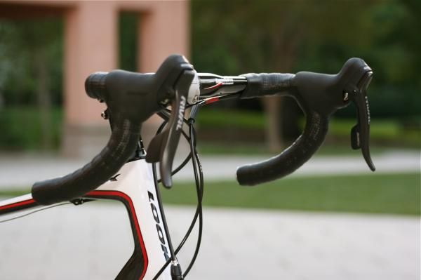 The shallow drop of the FSA CarbonPro 305 compact handlebars were welcome over most terrain.